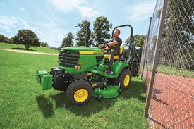 Aufsitzrasenmäher John Deere X950R Korrekte Spurhaltung und Stahlrahmen schützen den Grasfangbehälter